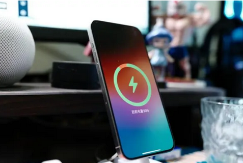 鼎城苹果15换屏服务分享用什么充电器给iPhone15充电更好 